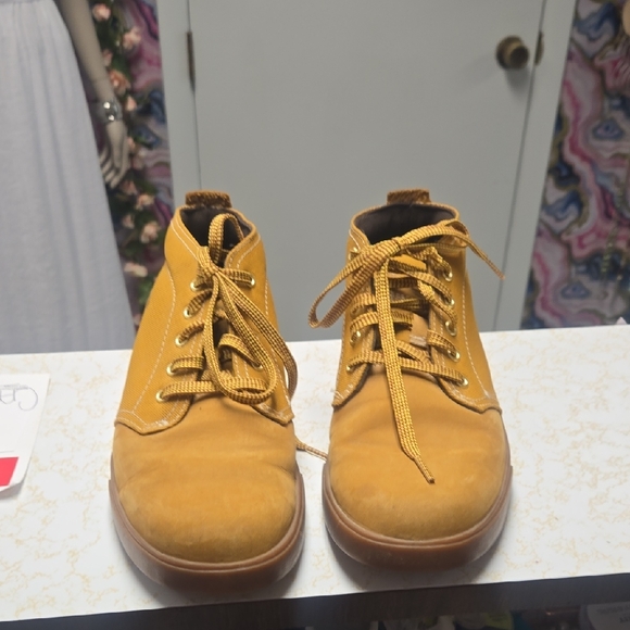 Timberland Yellow Chukka Boots with Nubuck Finish - Picture 5 of 7